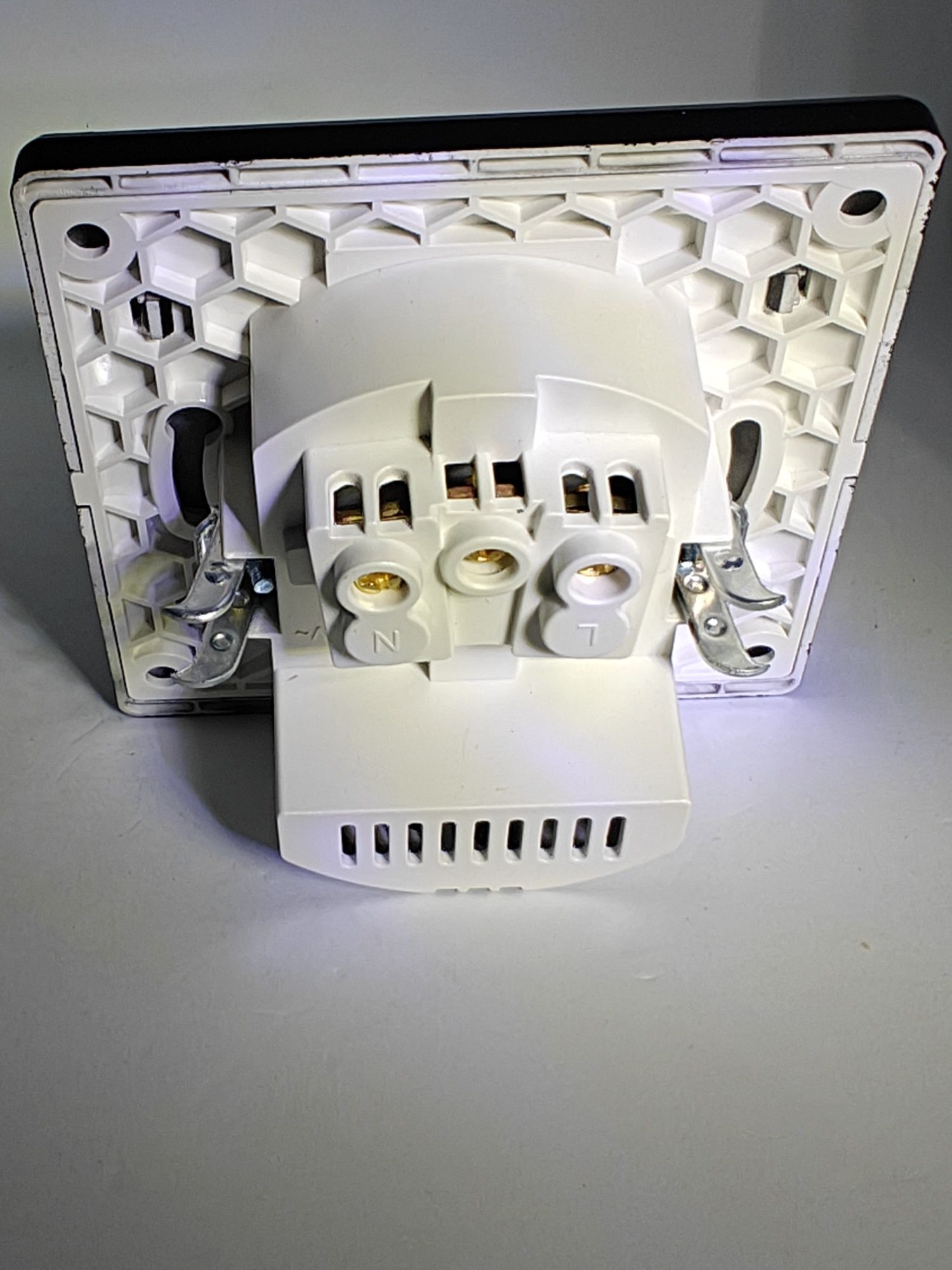 3 w 1: Gniazdko, port USB, port typ C