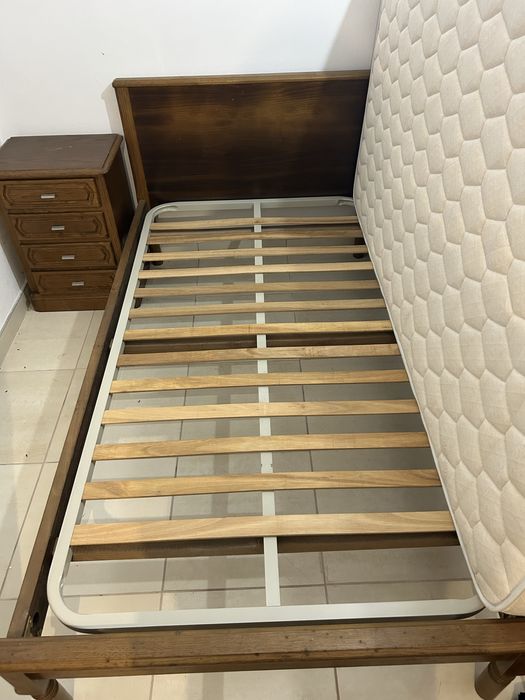 Cama solteiro completa mais mesinha cabeceira
