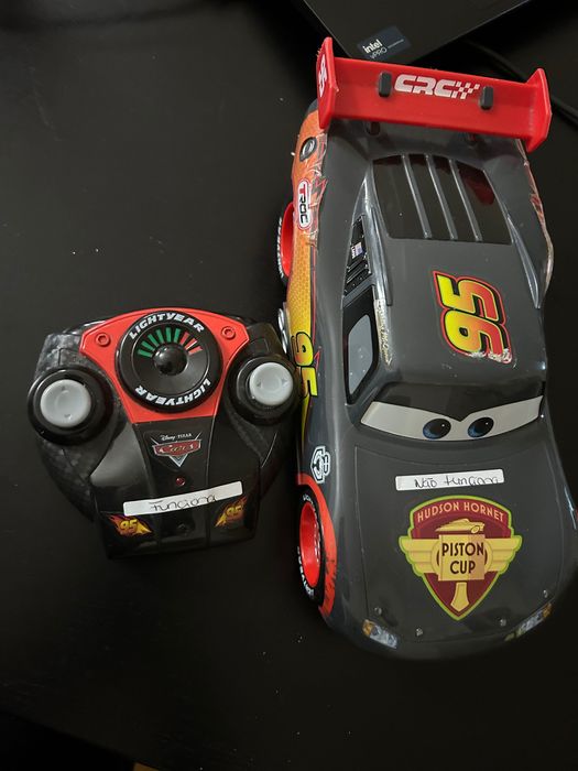Cars carro faísca McQueen Piston Cup com comando ver descrição