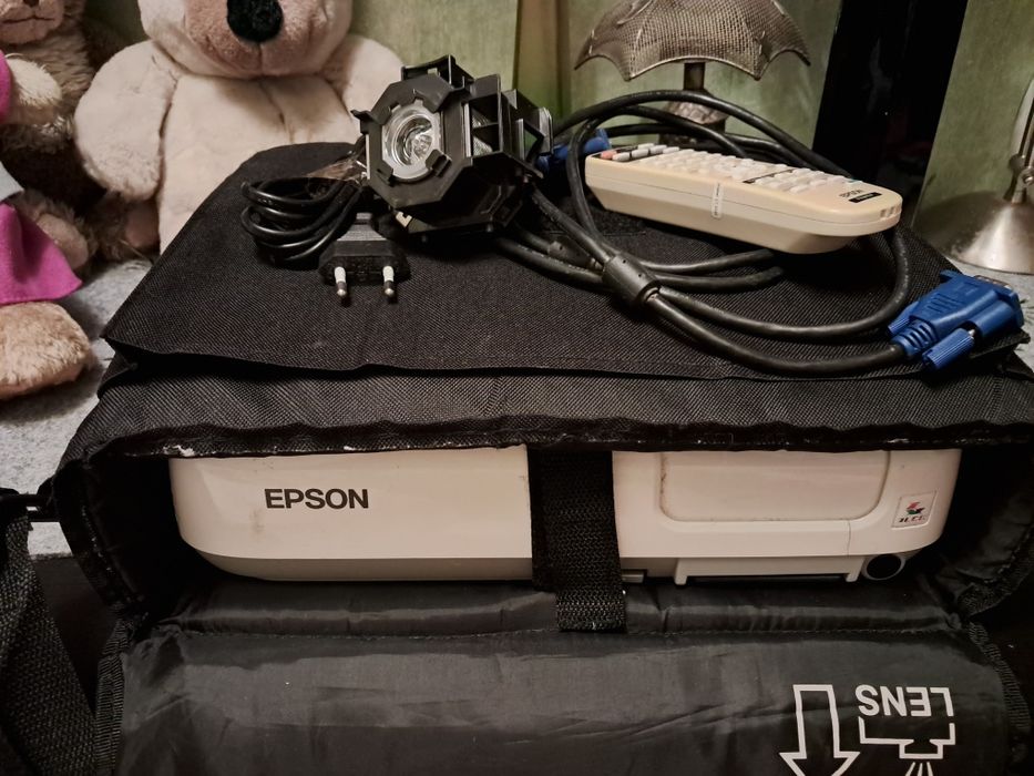 Projektor Epson EB-X6 pilot kable torba