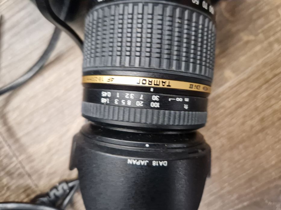 Nikon D200 z obiektywem Tamron 18-250 i akcesoriami