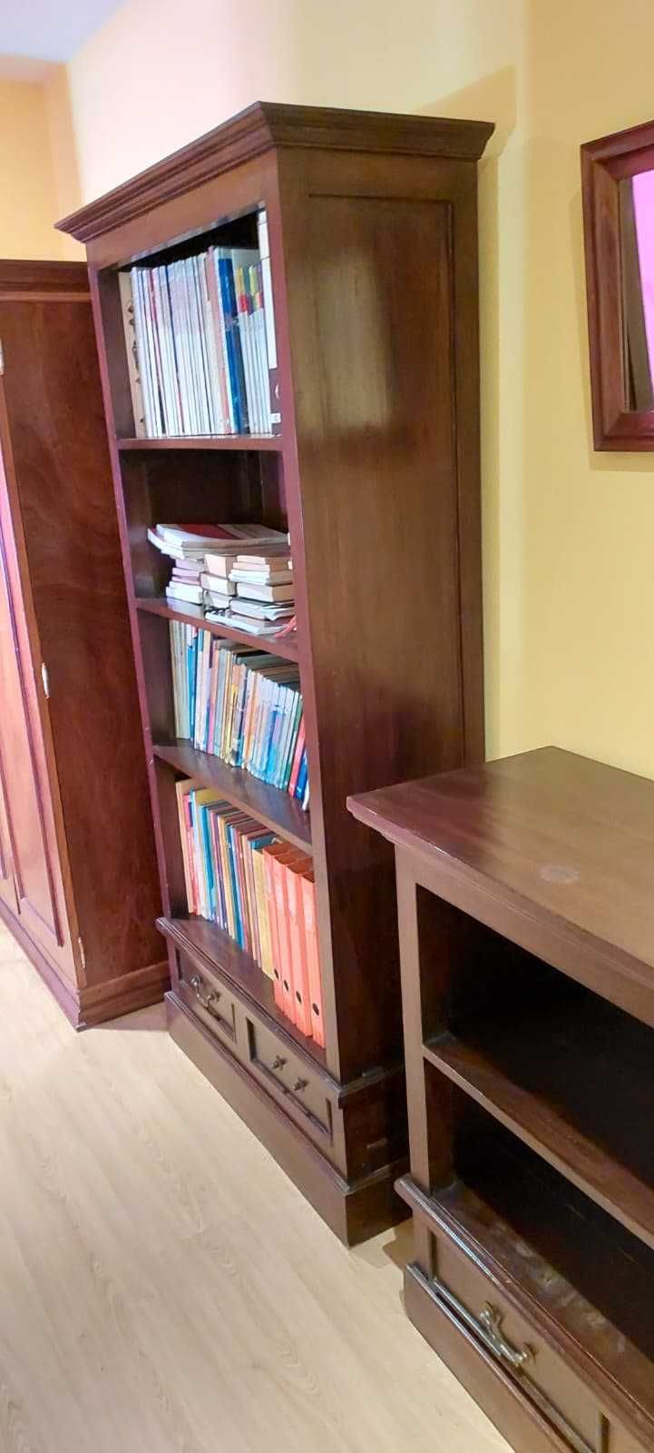 Conjunto de moveis em madeira Maciça