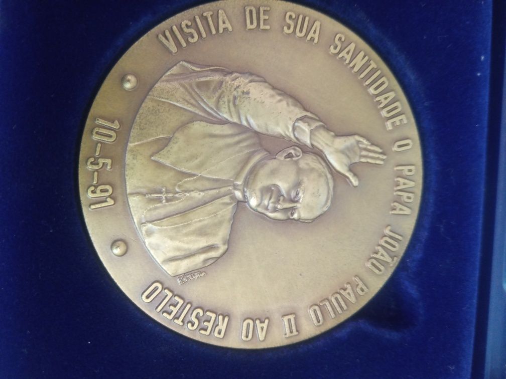 Tenho para venda 5medalhas em latao e uma placa em bronze. Para vend