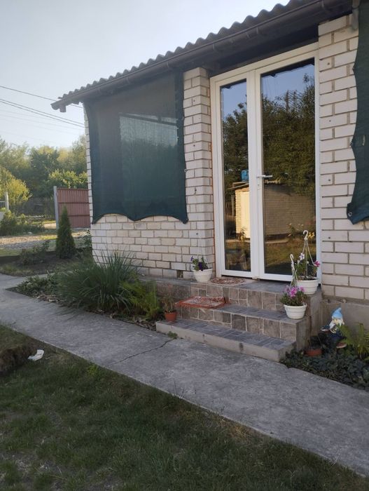 Продам дачу поруч з містом.