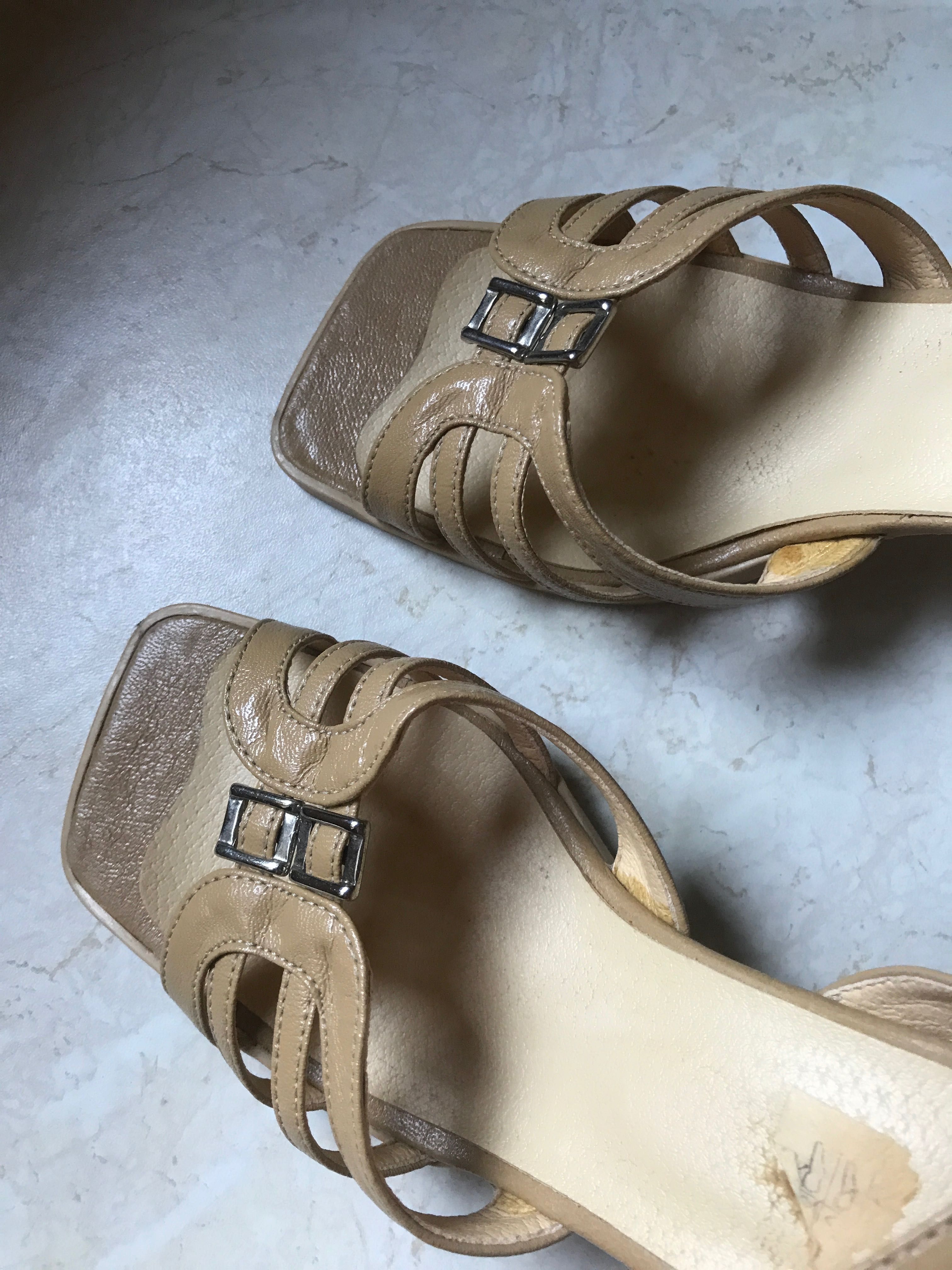 Bezowe buty na lato.