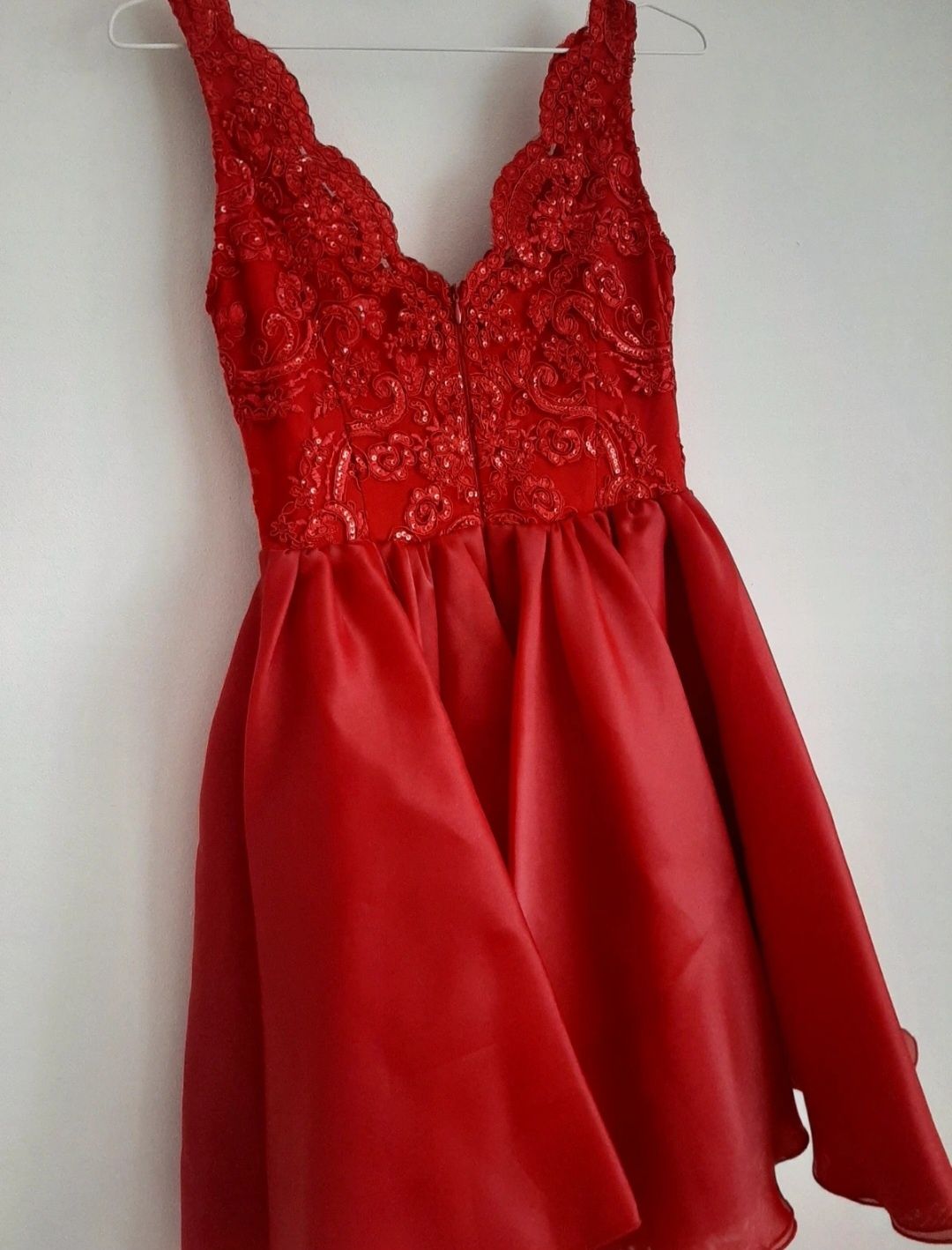 Czerwona sukienka pudrowy róż cekiny dekolt v emu emo lou