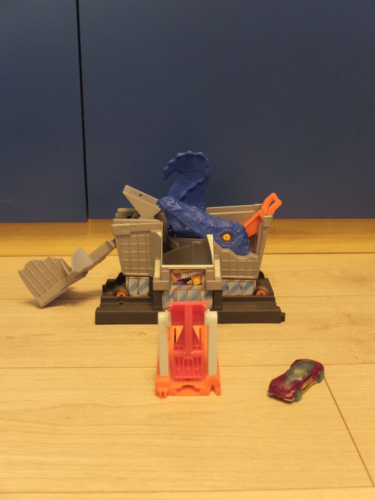 Hotwheels T-rex Grocery + monster truck hotwheels