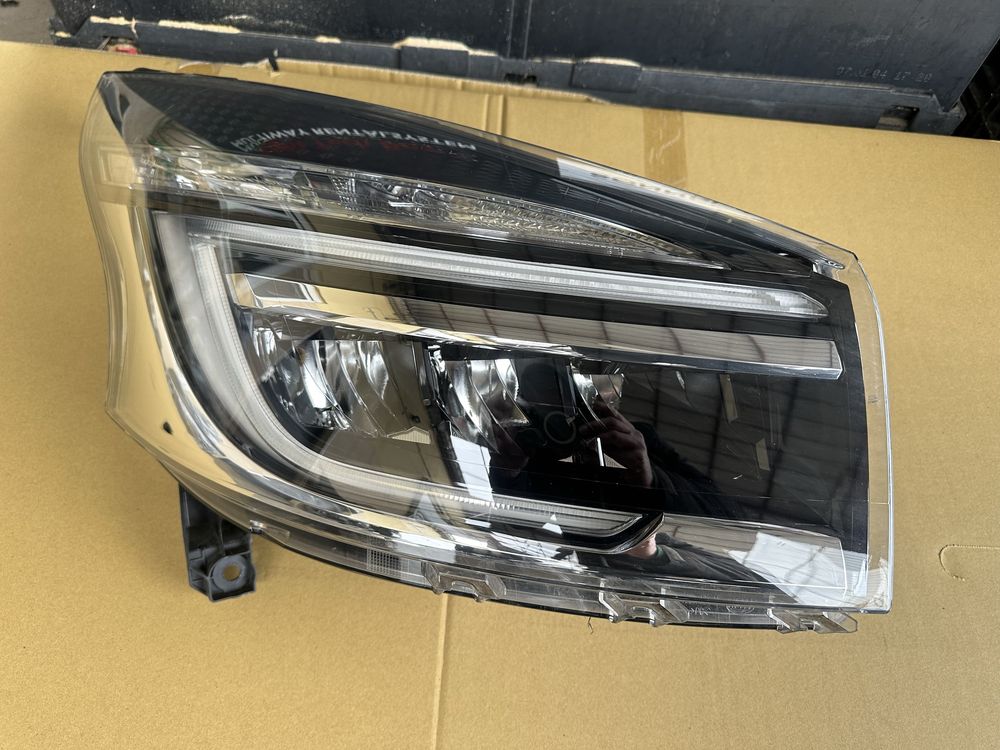 Lampa reflektor prawy prawa full led Renault Trafic III 20R kpl