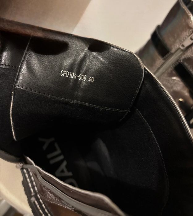 Botas cinzentas prateadas