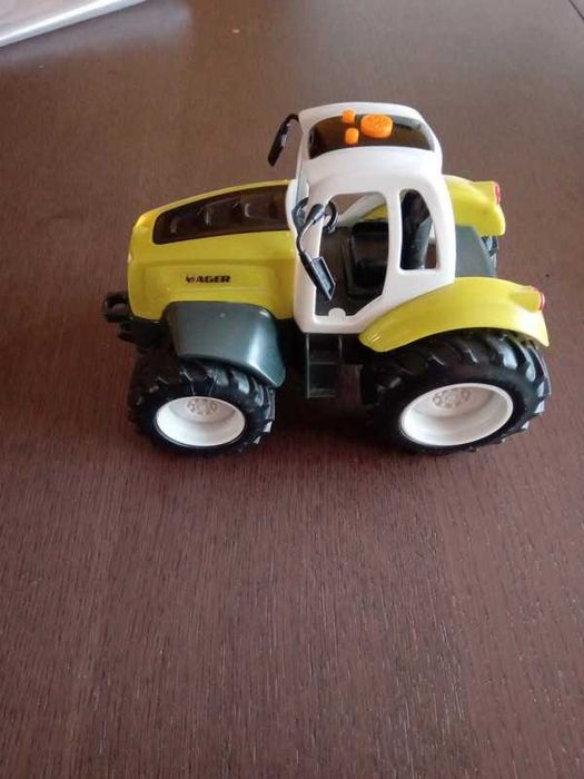 Traktor wydający dźwięki długość 19cm
