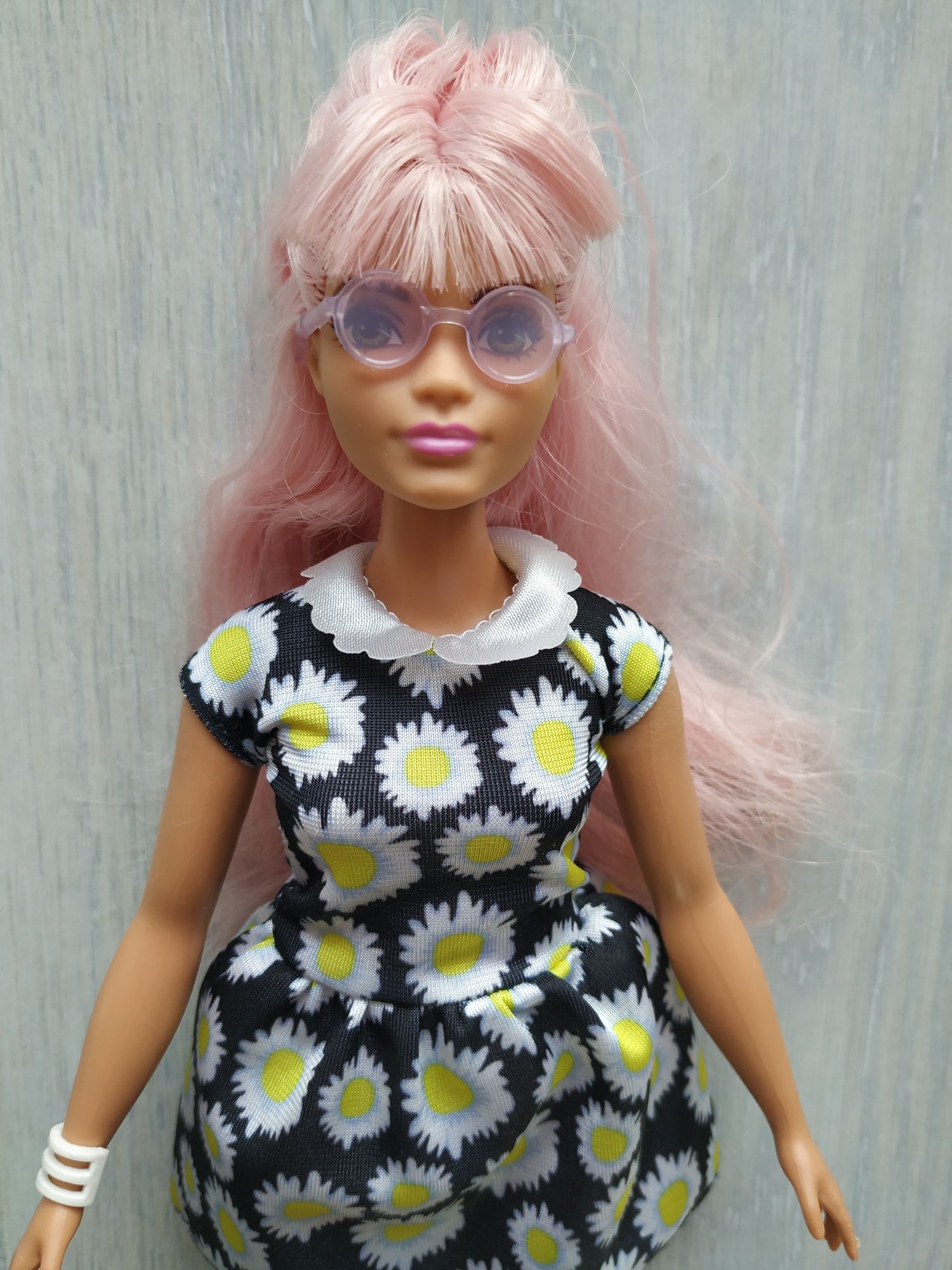Lalka Barbie pulchna, różowe włosy, zestaw randkowy
