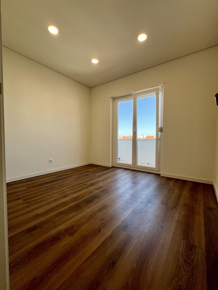 T3 Damaia de Cima-Remodelação Total,Prédio Renovado, Cozinha Whirlpool