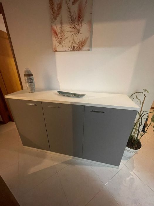Armario de sala ou corredor cor branca e cinza