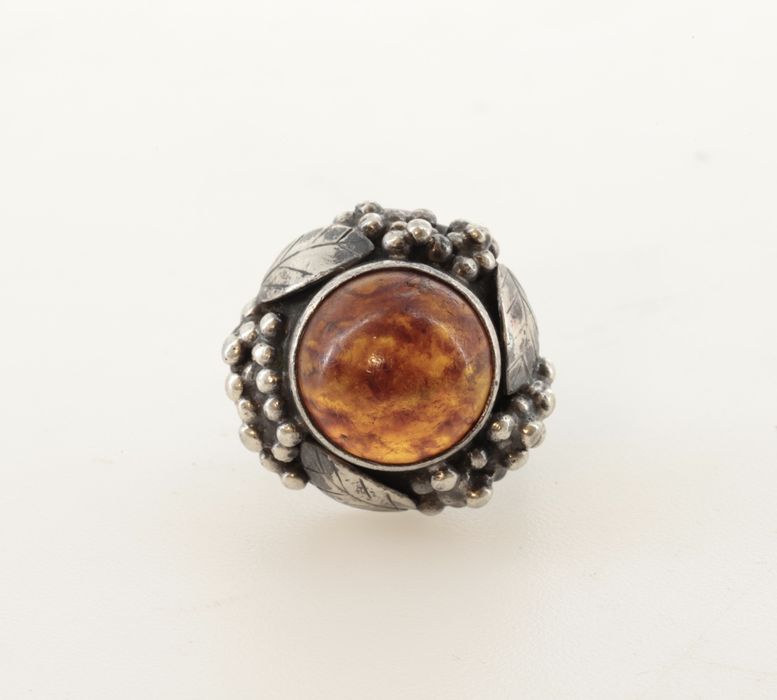 Duży pierścionek ORNO z bursztynem
