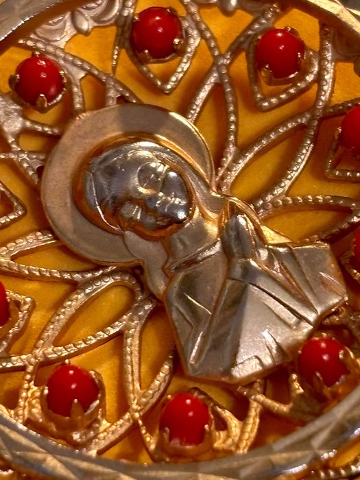 Wisiorek duży-medalion z Maryjką, średnica 4 cm, dwustronny, pozłacany