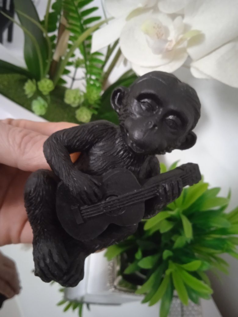 Figurka dekoracyjna czarna małpka z gitarą