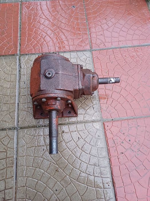 Редуктор на два виходи.