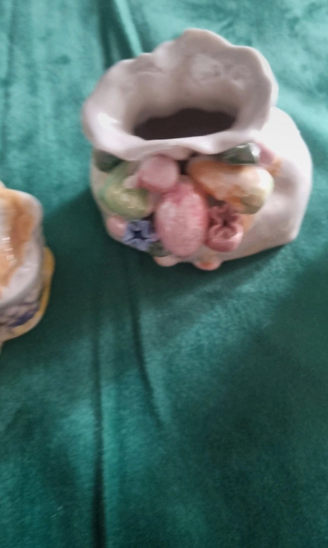 Dwa pojemniczki,*szkatułki) i jeden flakonik,jak na zdjęciu Wys:ok.7cm