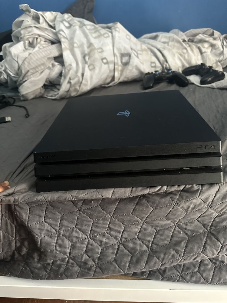 PS4 PRO com 2 comando