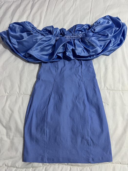 Vestido azul com folho