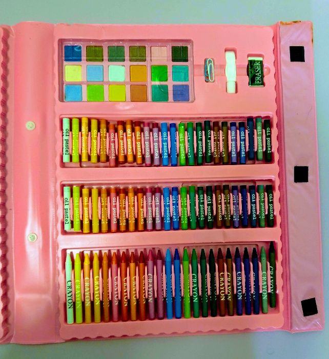 Набор для рисования из 208 предметов фломастеры, карандаши, краски