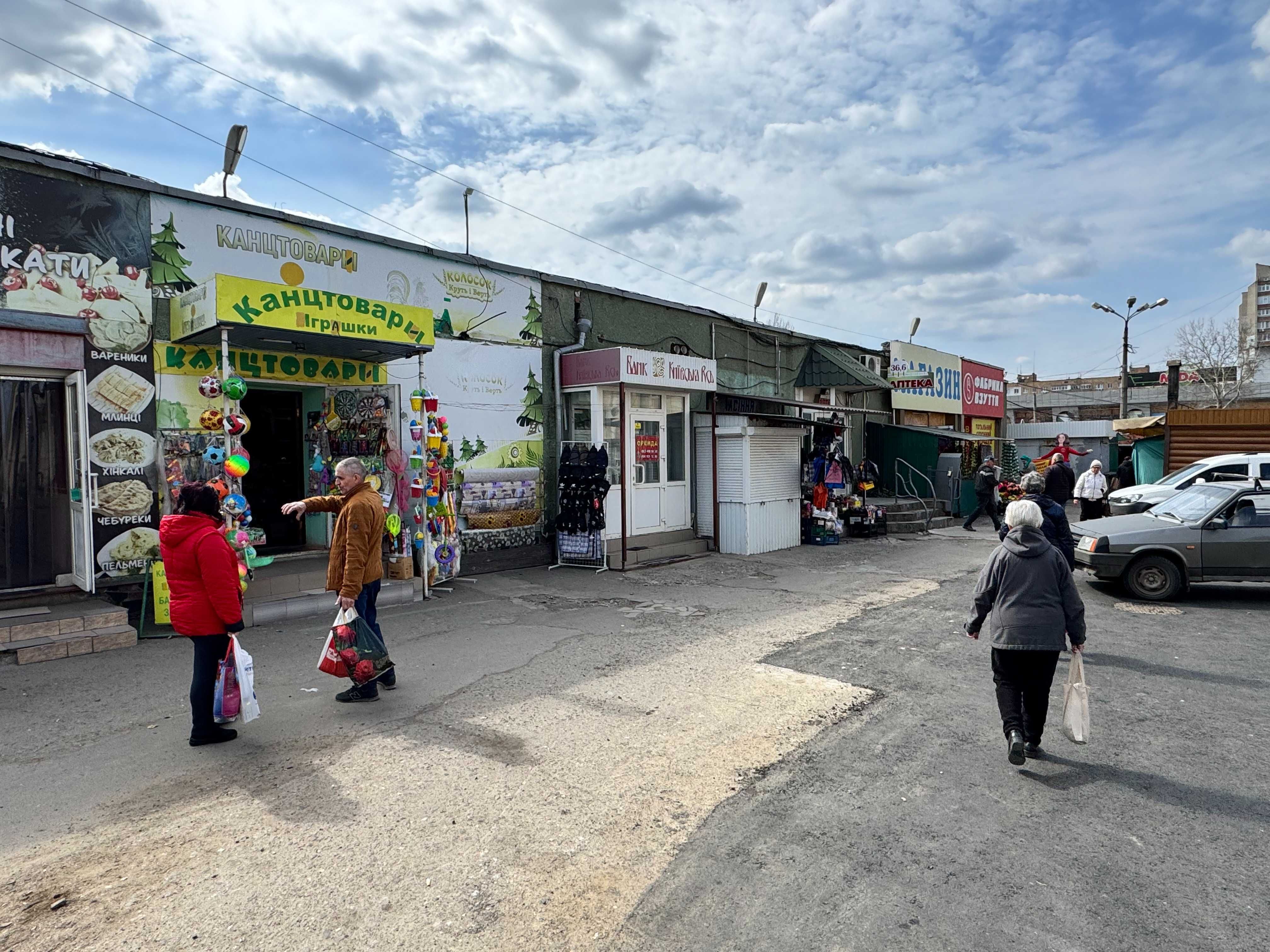 Октябрське  біля ринку "Фенікс" 14 кв.м. прохідняк жваве місце