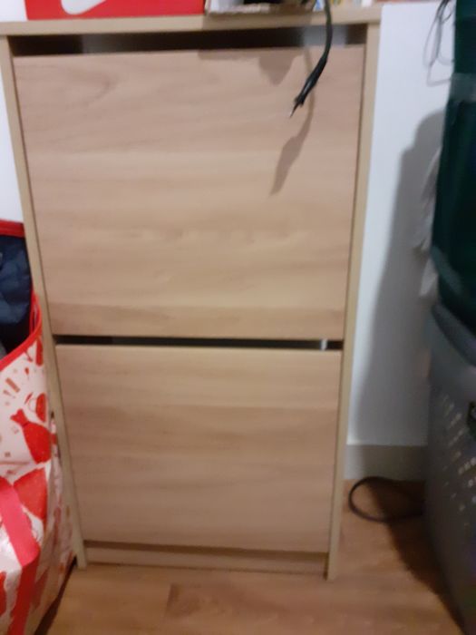 Sapateira de duas gavetas em bom estado