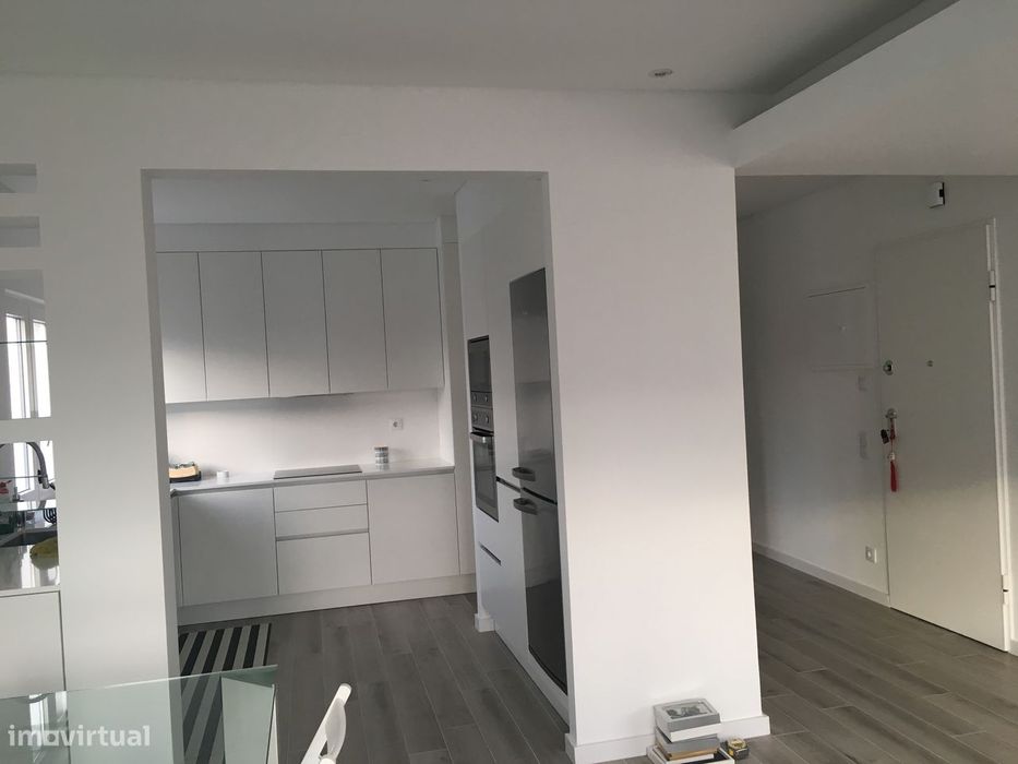 Apartamento T2 com varanda e 2 casas de banho