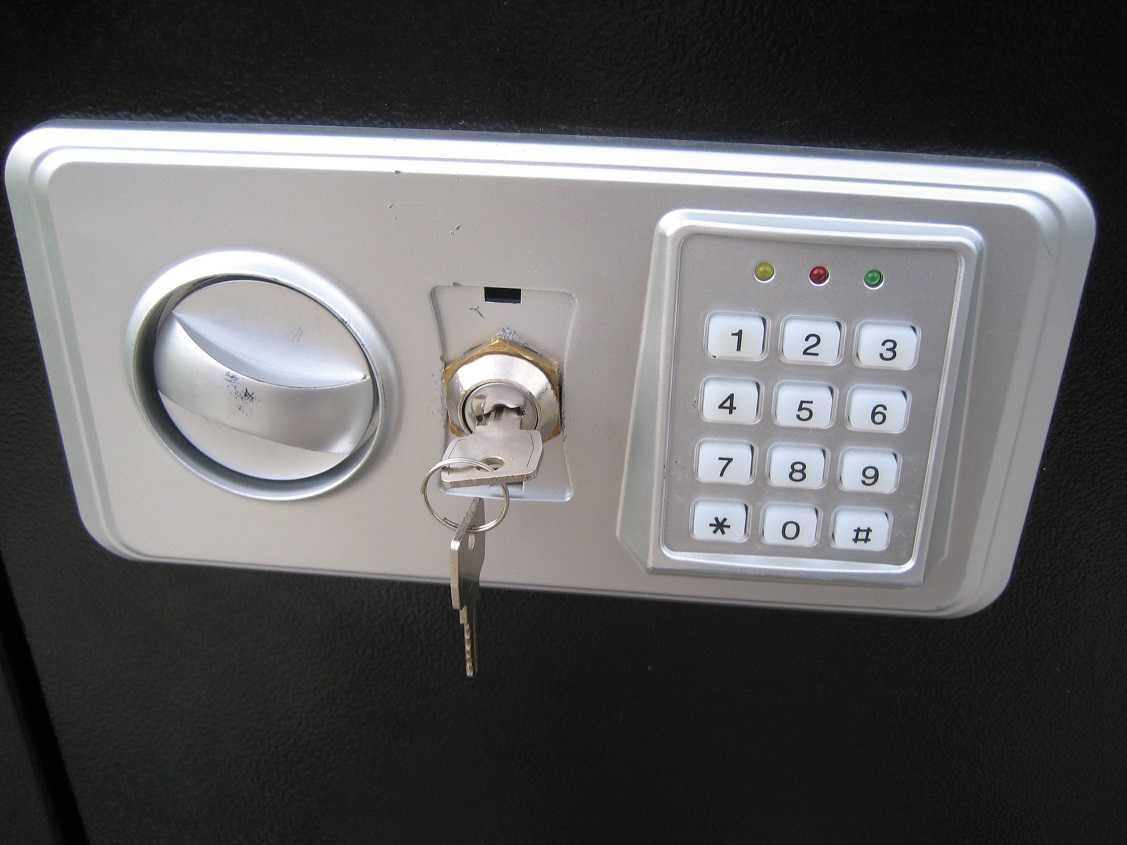 sejf  17 kg waga   elektroniczny i na klucz