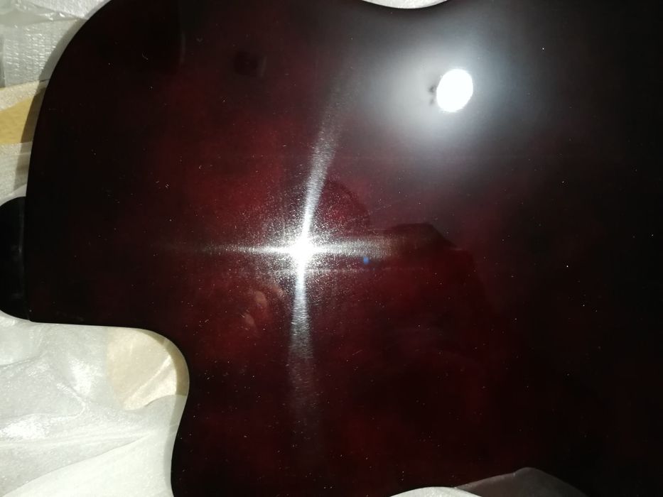 Guitarra eletroacústica cutaway castanha com equalizador