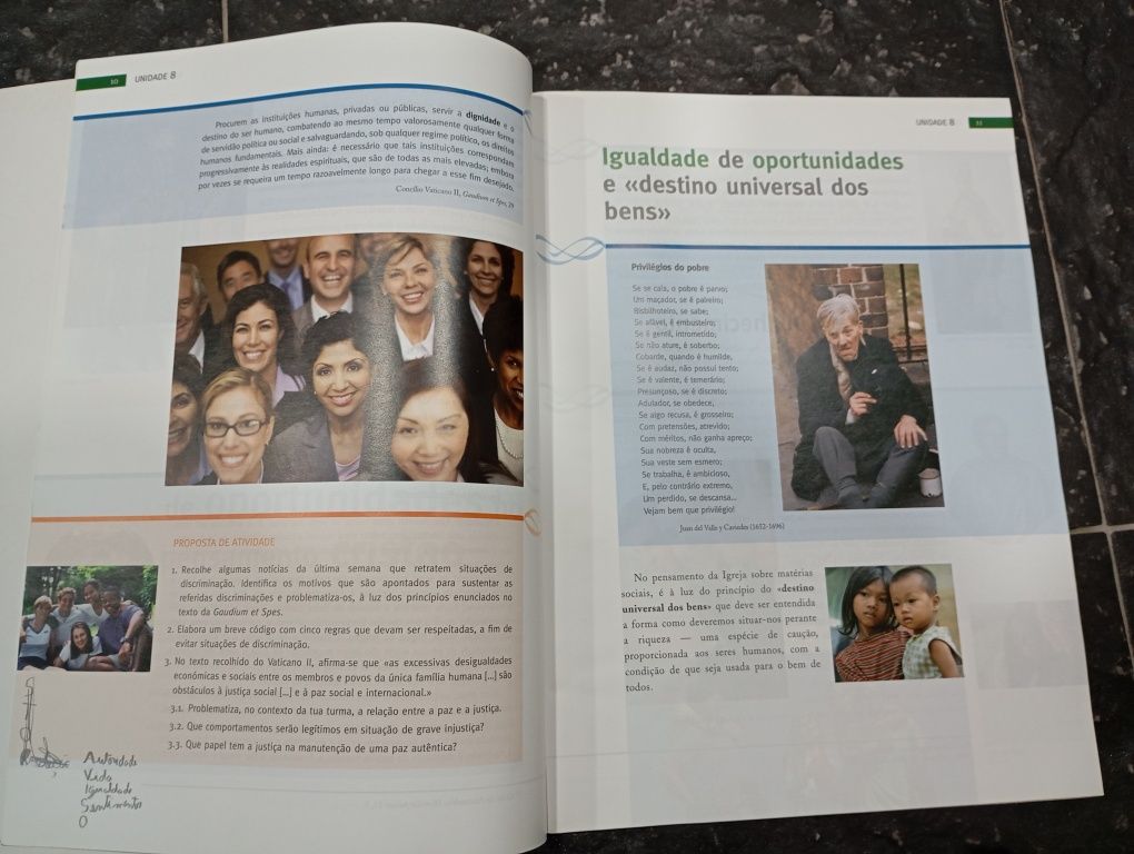 Livro escolar de religião e moral