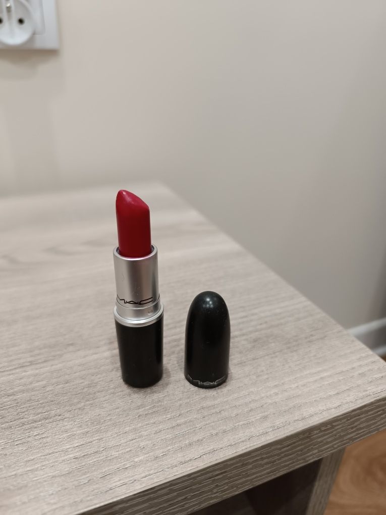 Pomadka Mac Red Satin Lipstick 811