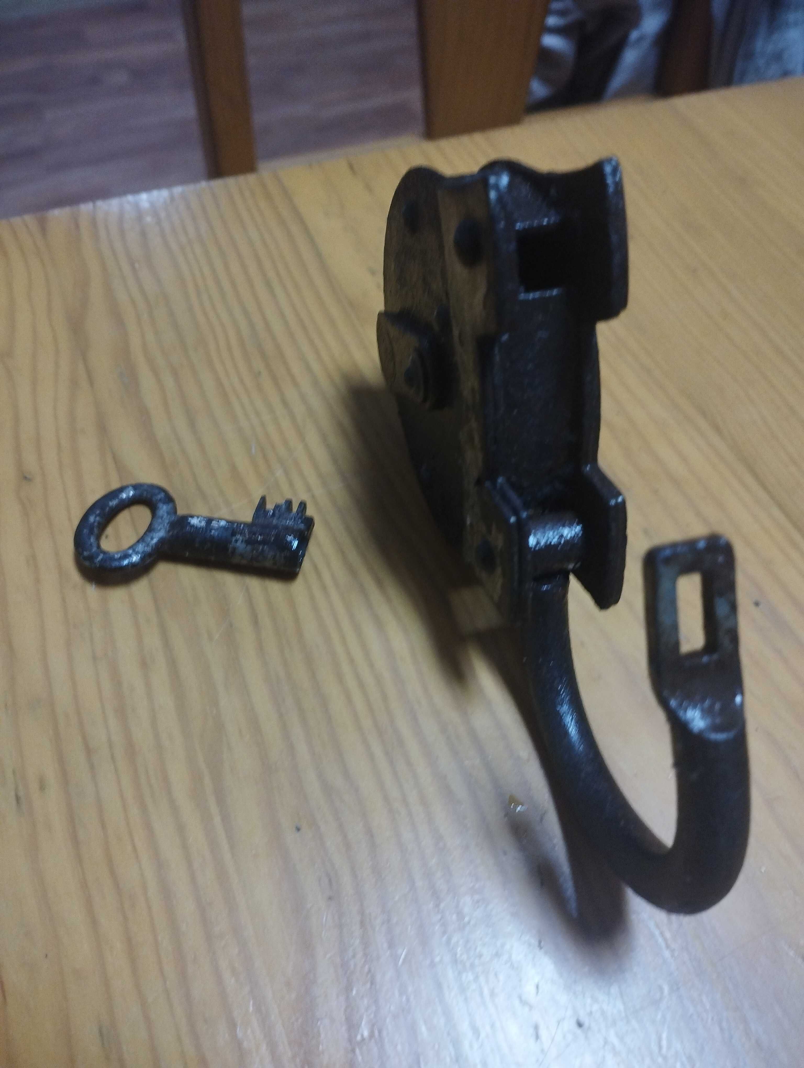 Cadeado antigo com chave