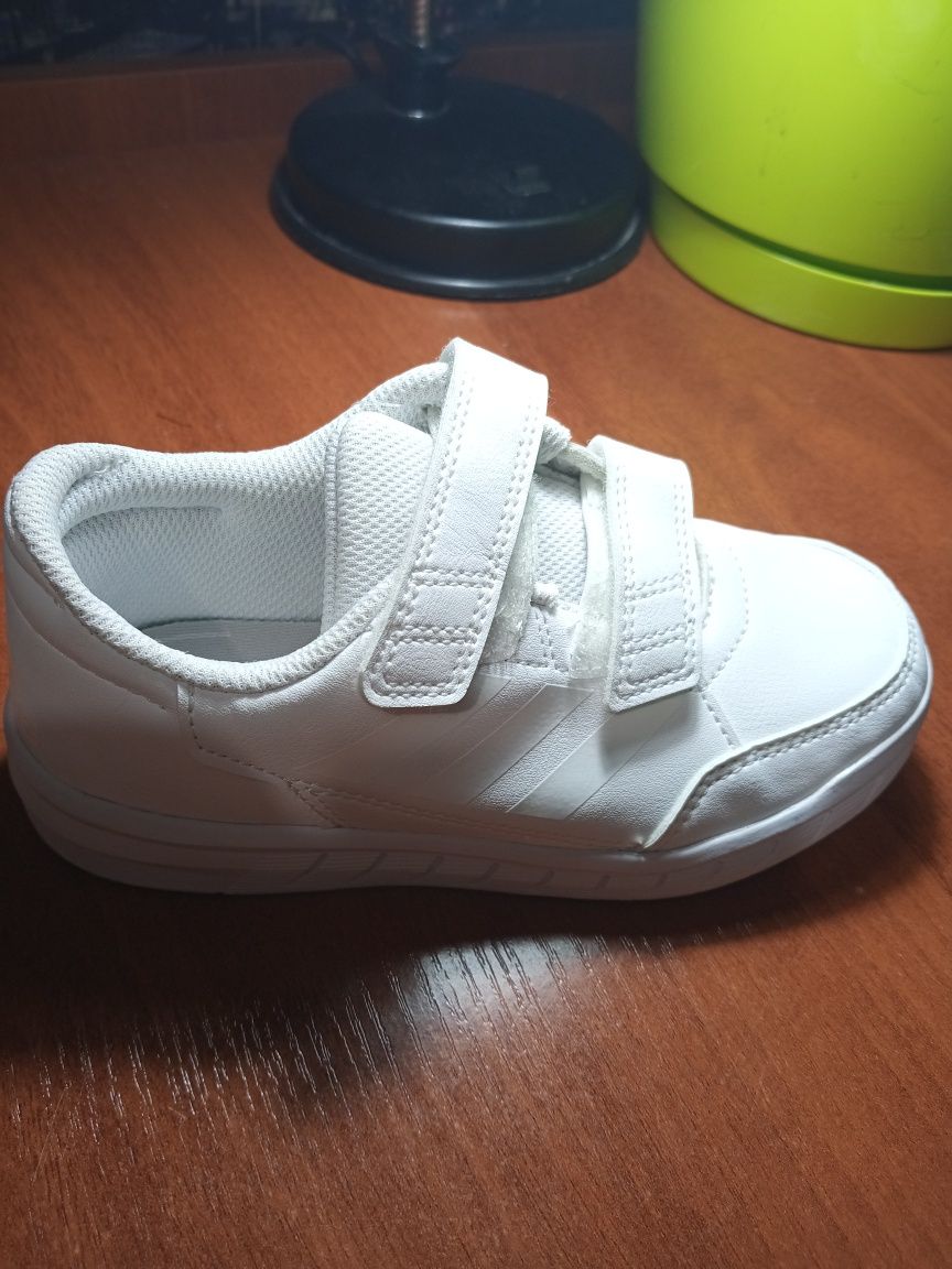 Нові дитячі кросівки