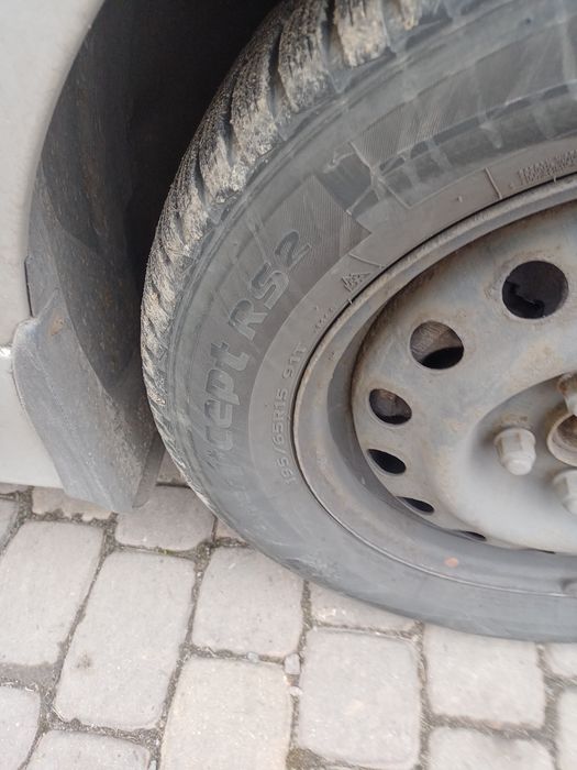 A 4 opony Hankook Winter Icept RS2 195/65 R 15  Felgi stalowe  Hyundai