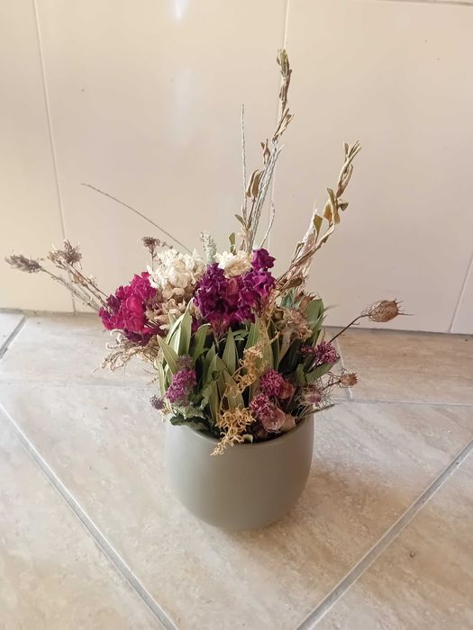 Ramos de flores secas em vaso decorativo