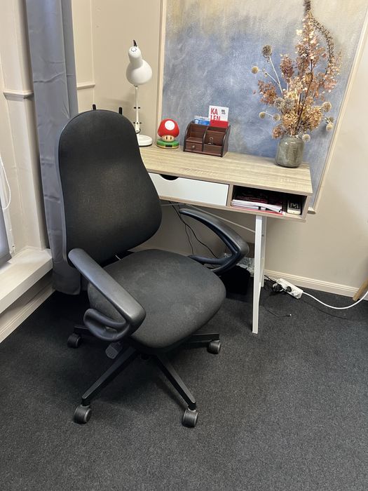 Wygodne krzesło biurowe regulowane, obrotowe, w dobrym stanie