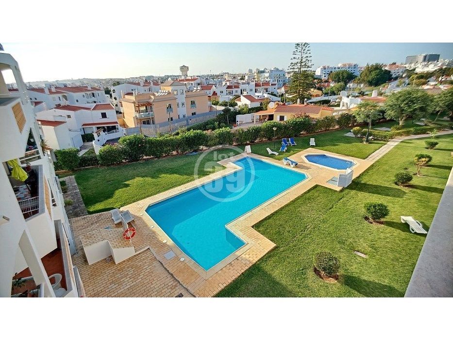 Apartamento com 3+1 quartos inserido num condomínio privado com pis...