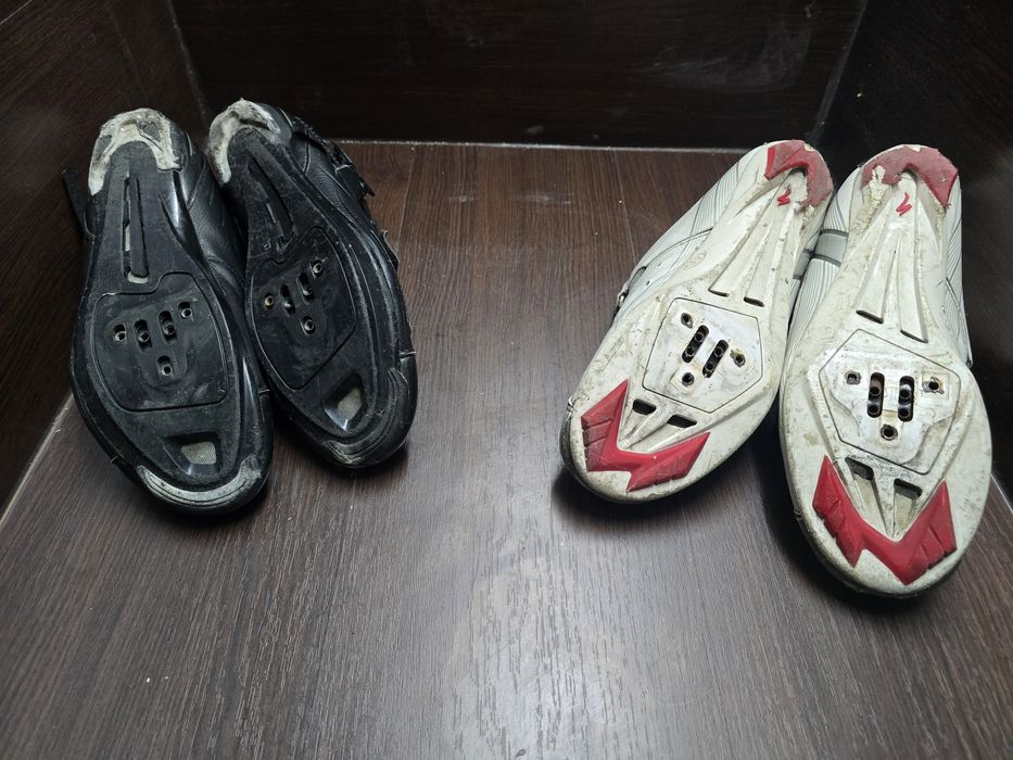 Capacete sapatos e selim ciclismo