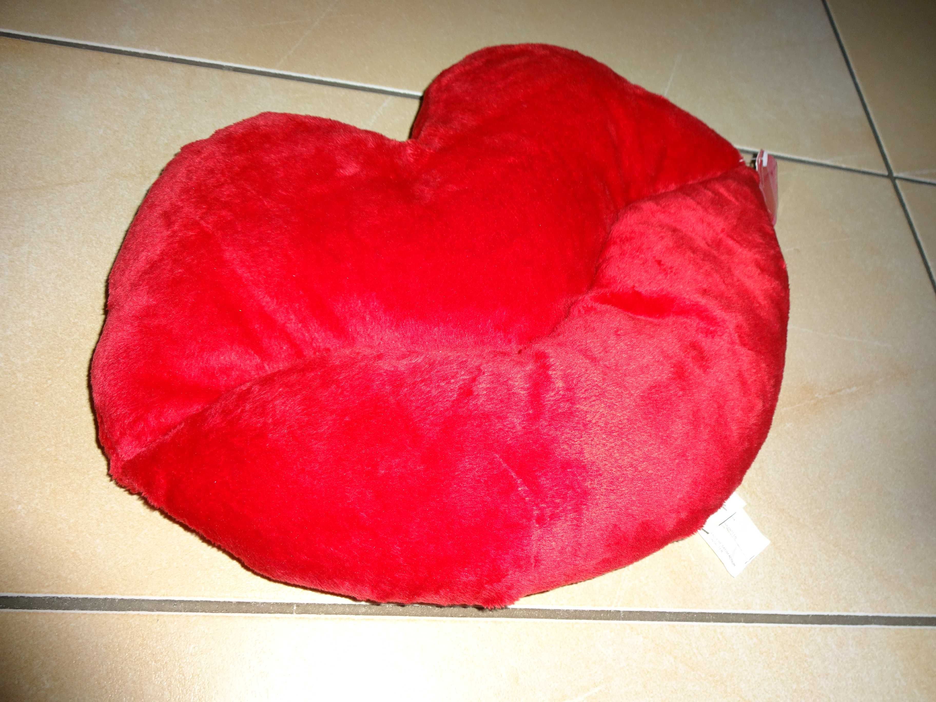 Poduszka miękka czerwona pluszowa aksamitna USTA na Walentynki NOWA
