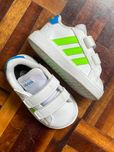 Sapatilha adidas tiras em verde