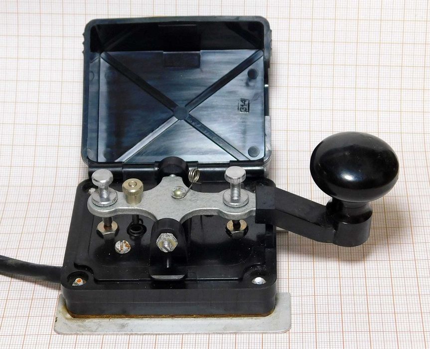 Klucz telegraficzny do radiostacji wojskowej czarny