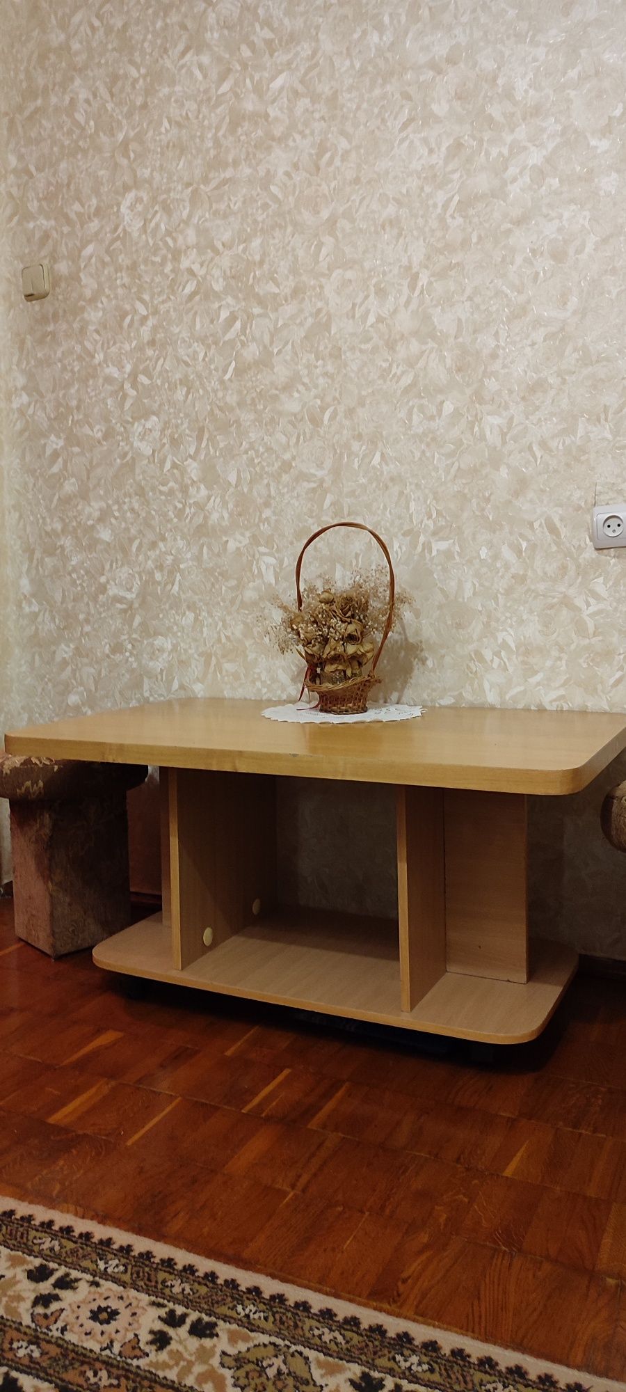 Стіл журнальний на колесиках.