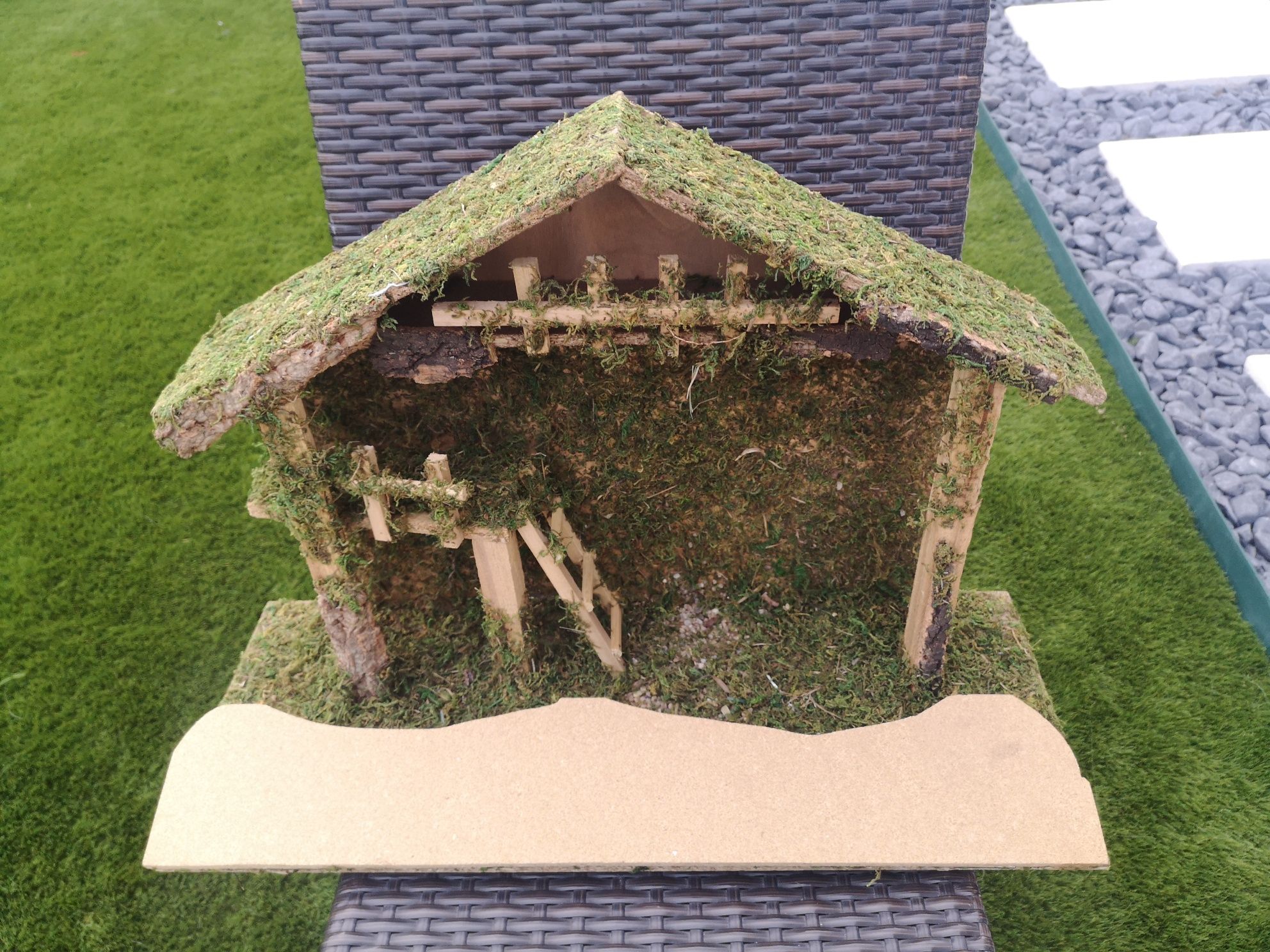Cabana de madeira e musgo