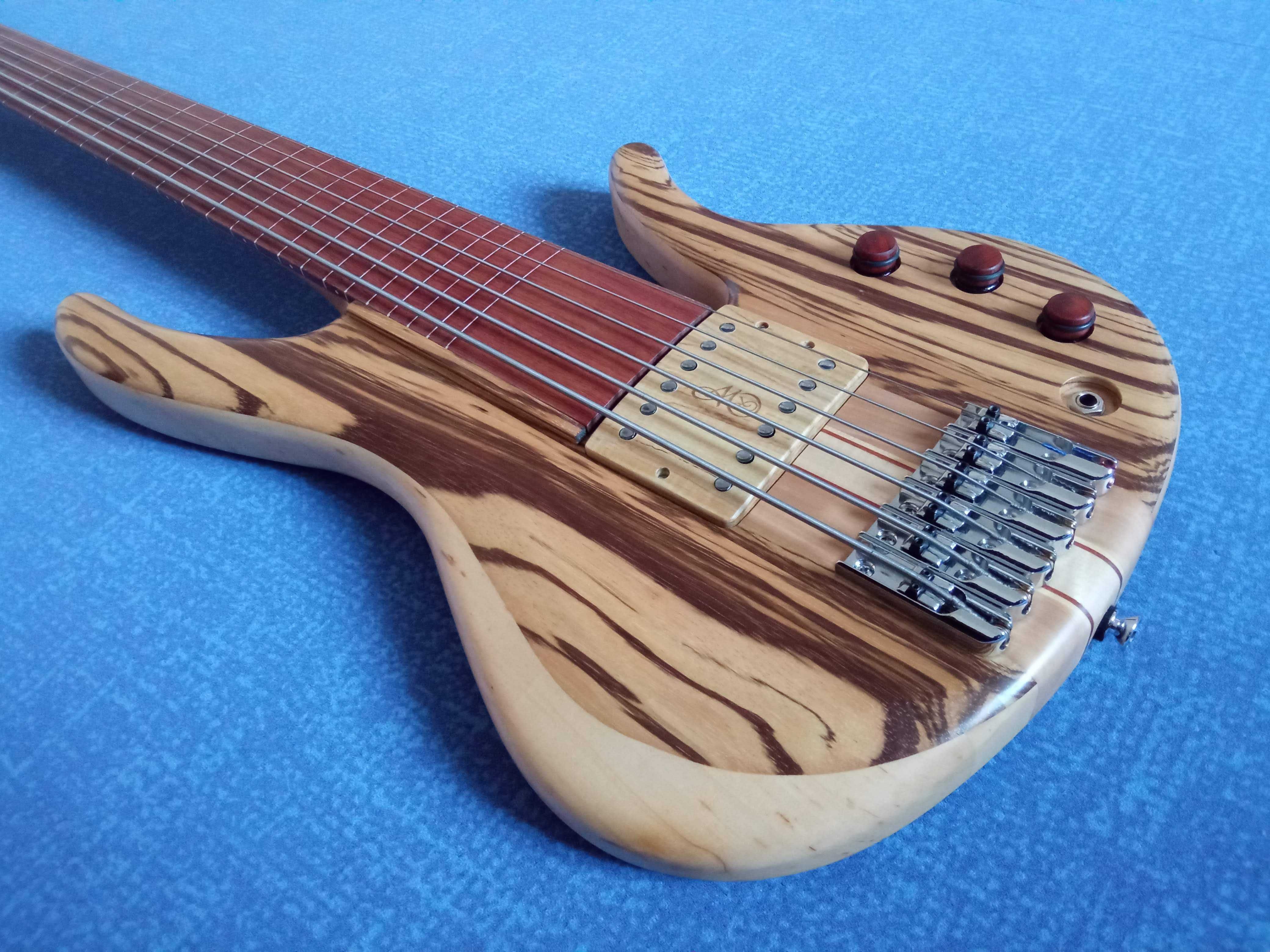 Gitara basowa fretless 6 strun