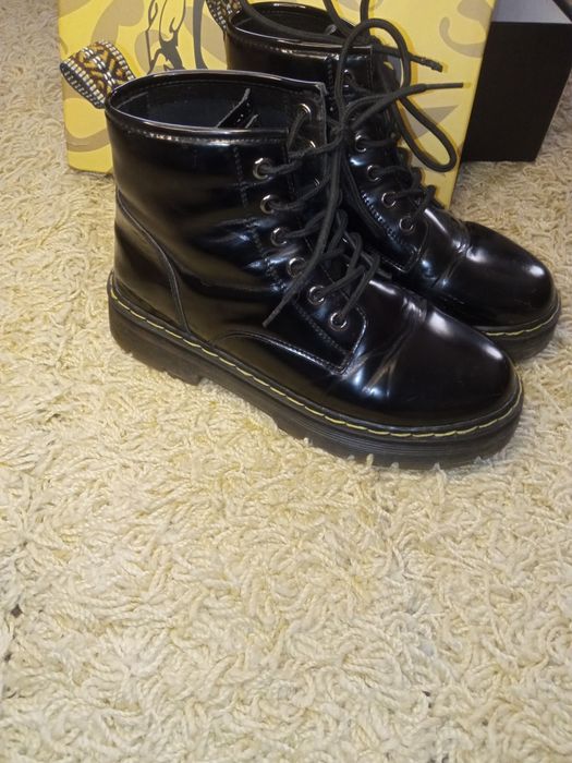 лакові черевики ботинки в стилі Dr. Martens