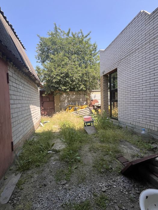 Дім на Космосі з незавершеним ремонтом .