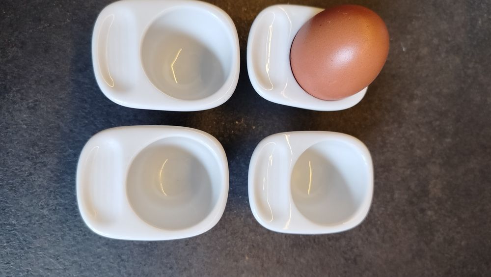 Podstawki na jajka, białe ceramiczne z uchwytami 4 sztuki