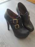 Botins em pele tamanho 39
