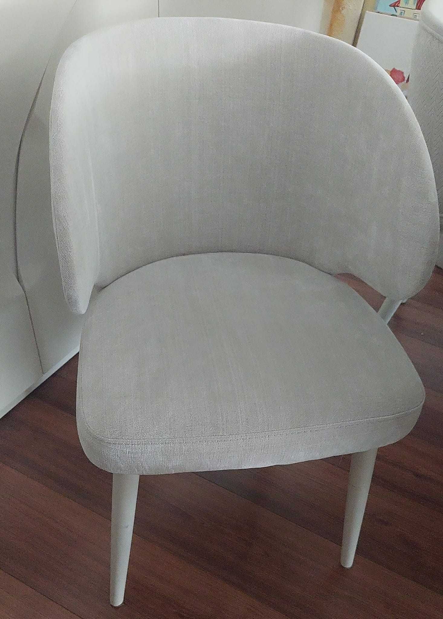 Conjunto de sala de jantar madeira e lacado beje